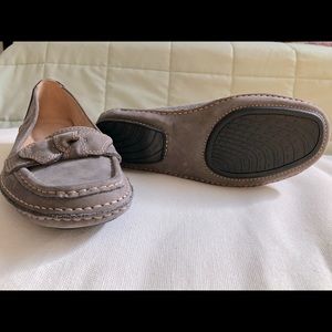 Naturalizers brand, new. Women’s Size 5.  Gray suede flats.  Average width.